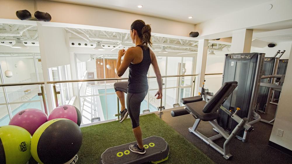 Otl Gouverneur Sherbrooke Exterior foto A woman using a BOSU balance trainer